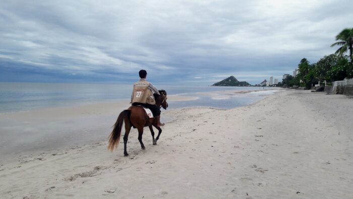 Гара Hua Hin е най-старата жп гара в Тайланд и сграда с уникална тайландско-европейска архитектура