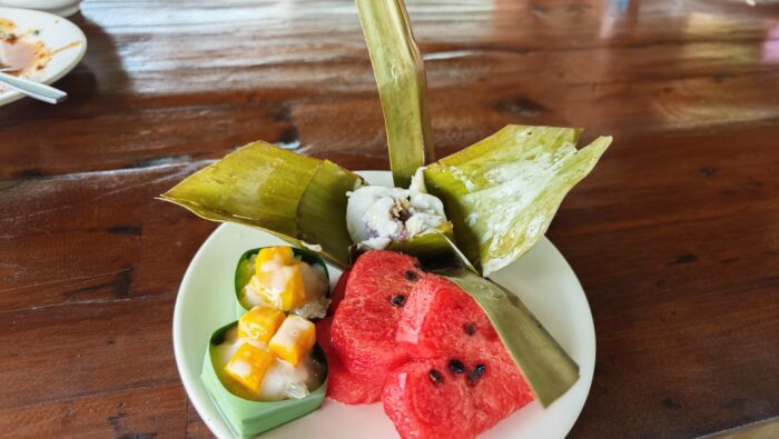 С какво да храните децата си в Тайланд Важно е да се гарантира, че храната е прясна, особено тази от пазарите, и да се пие само бутилирана вода.