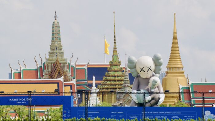 Изложбата KAWS: HOLIDAY Thailand е отворена за публика до 25 май 2025 г. в Санам Луанг, Банкок, от 07:00 до 22:00 часа. Входът е свободен