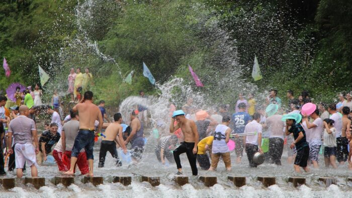 Подгответе се за Сонгкран, Тайландската Нова година Подгответе се за Сонгкран, Тайландската Нова година