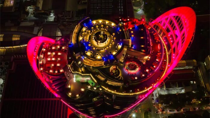 Едва ли има по-подходящо място за питие по залез, споделено с приятели, за романтична среща или за семейна гурме вечеря от тъй модерните в днешно време градски rooftop барове с незабравими гледки.