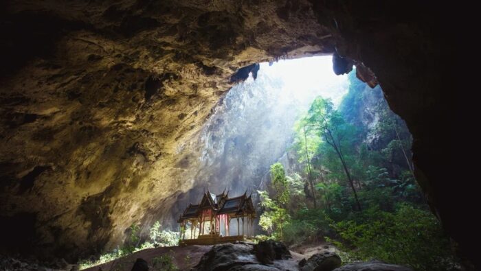 Приказната пещера Прая Накхон близо до Хуа Хин