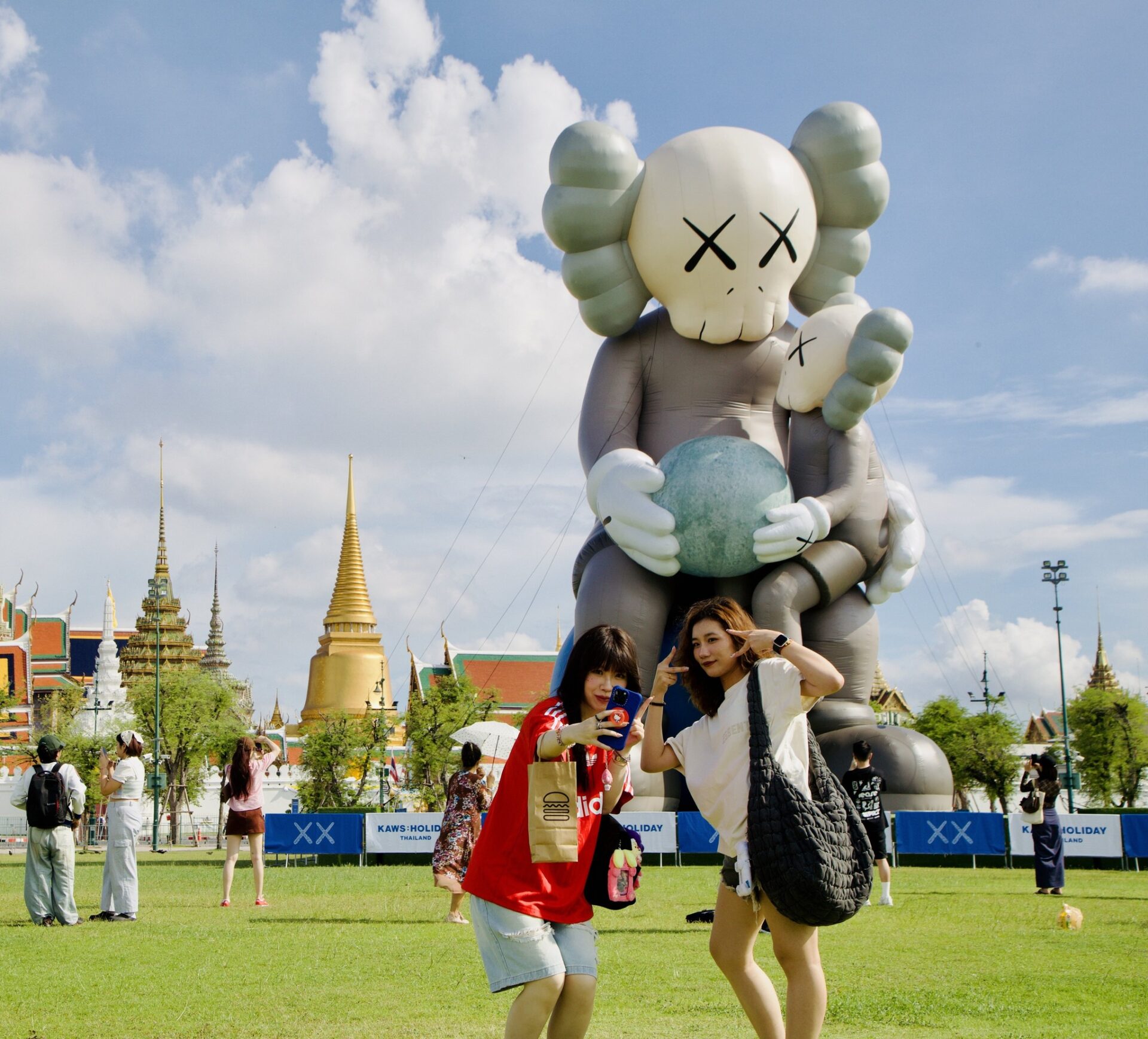 KAWS: HOLIDAY вече и в Тайланд