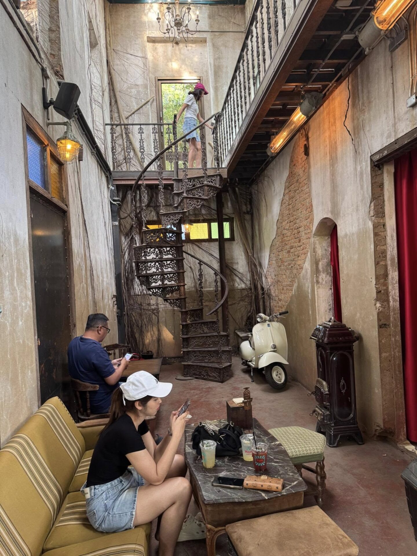 В Lhong Rak Cafe миналото целува настоящето с чар